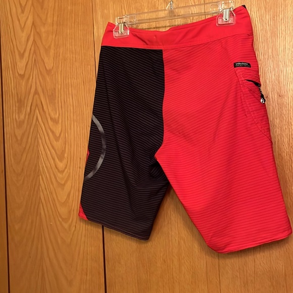 Volcom size 28 Small Mod-Tech red black 10” Liberate Lido board shorts LIKE NEW - Picture 4 of 10